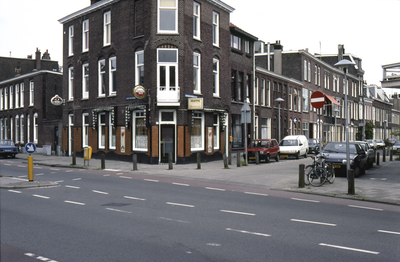 858097 Gezicht op de hoek van de Willem van Noortstraat (voorgrond) en de Johannes de Bekastraat te Utrecht, met links ...